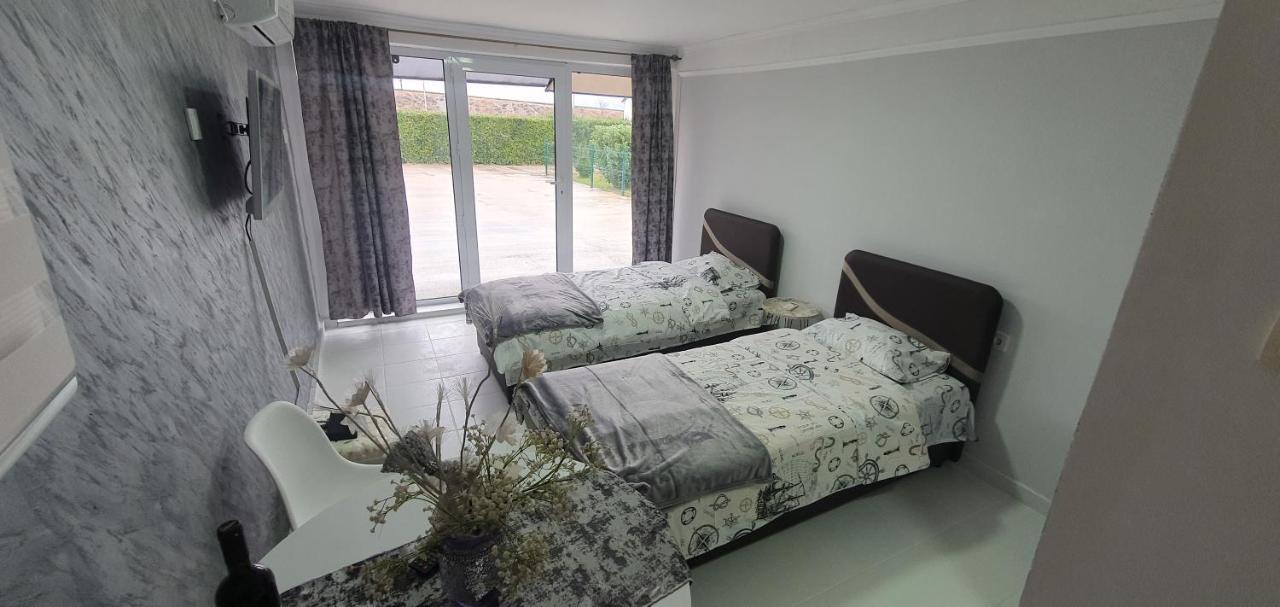 Cozzy Apartment Near The Aiport Podgorica Exterior photo